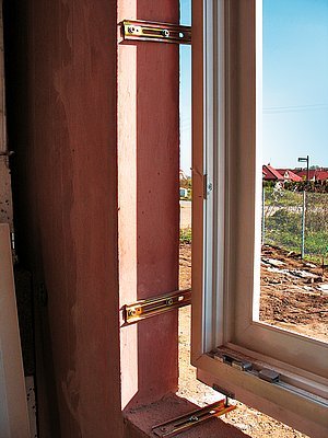 Obr. 5: Plné vykonzolování okna na rektifikačních kotvách