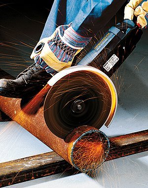 Bruska AGP 230 při řezání oceli