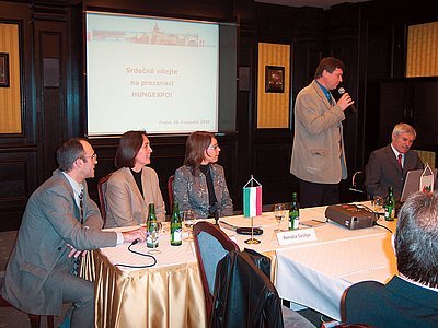 Zleva: překladatel, Katalin Horváth, Renáta Szolga, Ing. Jaroslav Vondruška, Mihály Kurucz