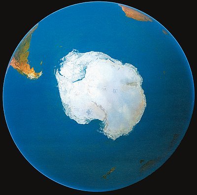 Zimní jižní zemská polokoule z výšky přibližně 5 000 kilometrů nad jižním pólem 
(převzato z časopisu GEO, listopad 2005)