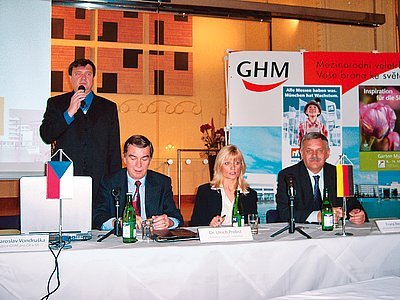 Obr. 1: Z tiskové konference v Praze (vpravo Franz Reisbeck)