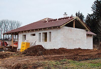 Bílá barva hrubé stavby naznačuje vysoký izolační standard domu. Ani sousedé ale nejspíš netuší, že se jedná o nízkoenergetický dům s třetinovou spotřebou tepla na vytápění. Z obvodových stěn YTONG LAMBDA bez zateplení.