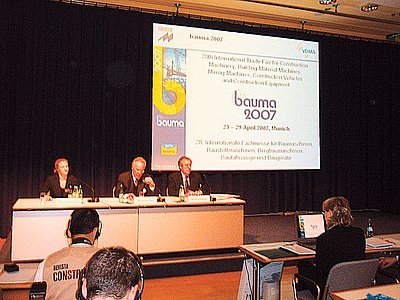 Obr. 2: Pohled na předsednictvo při zahájení tiskové konference 29. 1. 2007