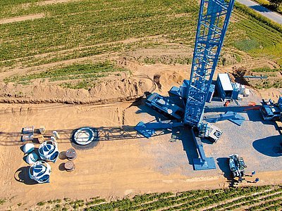 Výstavba velké větrné elektrárny VESTAS, zhotovitel KV VENTI, lokalita mezi obcemi Otín a Pavlov poblíž Stanařova, okres Jihlava. Pro výstavbu je nezbytná speciální mobilní manipulační technika, zejména věžové a teleskopické jeřáby.