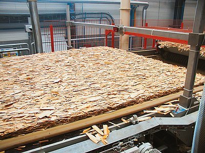 Slabé velkoplošné třísky (rozměry cca tloušťka 0,6mm, šířka 20–40mm a délky 120 mm), pro výrobu OSB desek s ponecháním mechanické pevnosti surového dřeva.