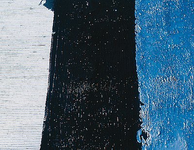 Obr. 1: Příklad opravy staré asfaltové krytiny s výztužnou funkcí: polyesterová tkaninana ní Gumoasfalt SA 12 a nahoře je Reflexol