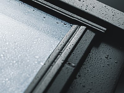 Obr. 2: Detail okna se zasklením --60 se samočisticí povrchovou úpravou. Po aktivaci UV zářením získá povrch skla hydrofilní vlastnosti, které jsou základem vysoké samočistitelnosti.