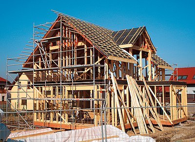 Dřevěná konstrukce domu v systému 2“×4“ před opláštěním deskami OSB