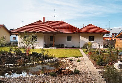 Obr. 3: Bungalov WOLF-HAUS. Dokončená stavba včetně zahradních úprav.