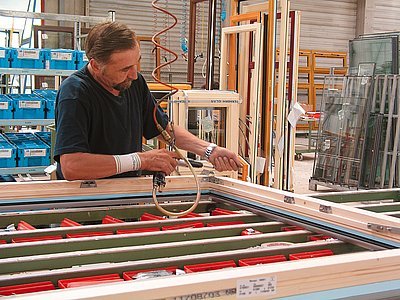 Pohled do výroby společnosti Internorm v závodě Lannach, kde se vyrábějí dřevo/hliníková okna Internorm a domovní vstupní dveře