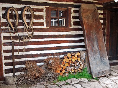 Dřevěné okno v roubence na Veselém Kopci. I velikostí odpovídá své době a účelům.