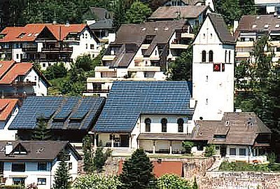 Obr. 5: Kostel a přilehlý obecní úřad v Schönau, Baden-Wirttemberg, Německo. Solární zastřešení ukazuje, že se požadavky památkové ochrany a nové stavebně-energetické technologie nemusí jen vylučovat.