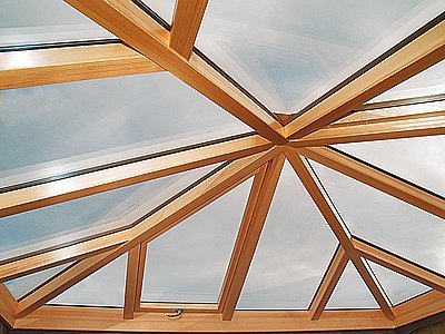 Obr. 5: Prosklení střechy ve tvaru nízké pyramidy. Truhláři a klempíři v SOLÁŘE je vyrobili procesem pospojování mnoha různých úhlů. Dvě lichoběžníkové části prosklení jsou kyvně otevíravá střešní okna.