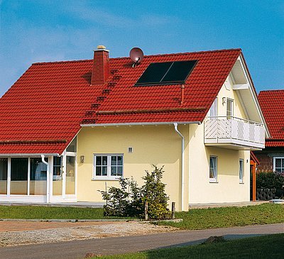 Obr. 1: Solární kolektory začínají i u nás výrazně ovlivňovat vzhled budov. Na střeše rodinného domu jsou umístěny dva kolektory, typ Vitosol 100.