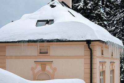 Obr. 1 Tvorba sněhového valu u okapu