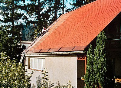 Obr. 6: Penetrace střechy a nanášení nátěru