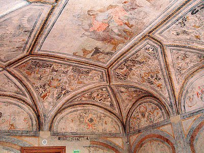 Obr. 3: Renesanční fresky na stropě paláce