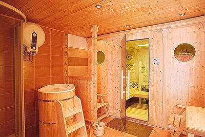 Saunové kabiny Tyrolské mají zcela odlišné pojetí konstrukce a provedení než běžné sauny