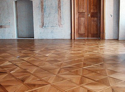 Důležitou součástí stavebních úprav bylo restaurování, oprava a doplnění fošnových a intarzovaných parketových podlah