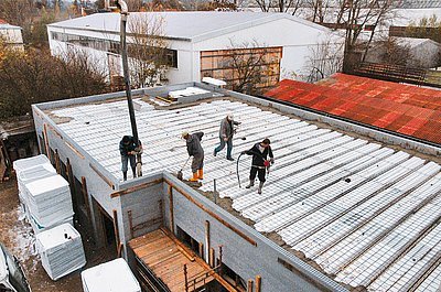 Ztracené polystyrenové bednění stropu se plní betonem, vznikne tak dobře zaizolovaný dům