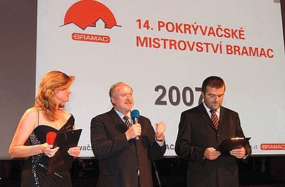 Vyhlášení vítězů Pokrývačského mistrovství 2007. Zleva Ing. Radvana Rudolfová, ředitelka marketingu, ředitel rakouské firmy Bramac Dachsysteme International, GmbH Ingo Wedam a jednatel společnosti pro ČR Ing. Vladimír Nováček.