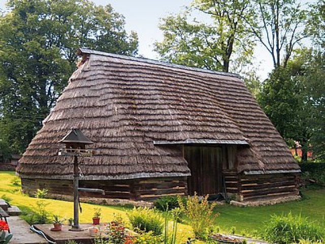 Polygonální stodola s doškovou střechou, Široký Důl. Foto: Helena Hejhálková