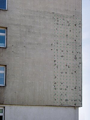Celkový pohled na důsledek nedodržování základních zásad montáže zateplovacího systému.