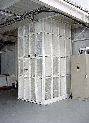 Plošina Z4X12-5300 nahrazuje nákladní výtah pro přepravu zboží mezi dvěma podlažími při zdvihu do 5,3 m