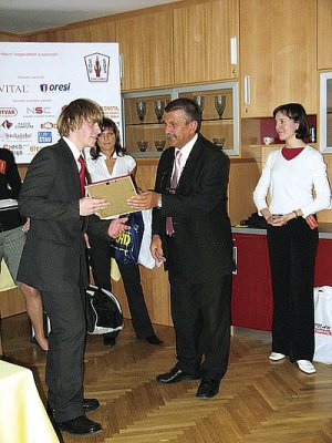 Obr. 8: Záběr ze slavnostního předání cen. Vítězný student Miroslav Štefanka (vlevo) a vyučující Marek Rybár (vpravo), Stredné odborné učilište drevárske, Žarnovica.