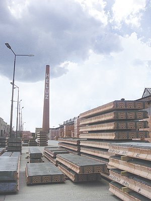 Obr. 1: Provoz Libochovice, českého výrobce HELUZ cihlářský průmysl v.o.s., která nabízí kvallitní cihlářské výrobky – od cihel, stropů až po stavebnicové cihelné komíny
