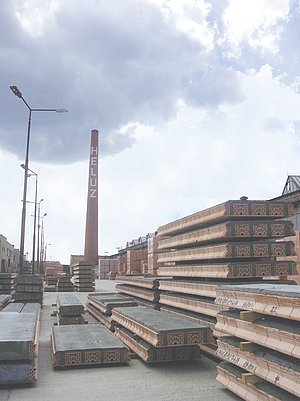 Obr. 1: Provoz Libochovice, českého výrobce HELUZ cihlářský průmysl v.o.s., která nabízí kvallitní cihlářské výrobky – od cihel, stropů až po stavebnicové cihelné komíny