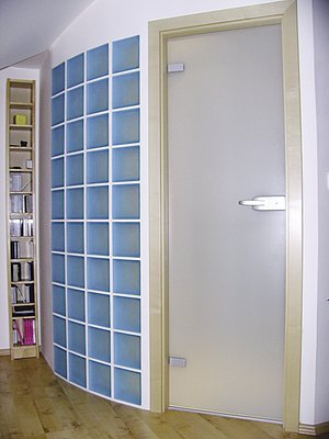 Obr. 2: Zděná příčka kombinovaná s luxfery se vsazenými dveřmi. Barevné podání luxferů napovídá, že za dveřní najdeme koupelnu.