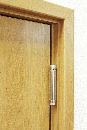 Kyvné dveře se osazují do obložkové zárubně se speciální úpravou ve střední části ostění