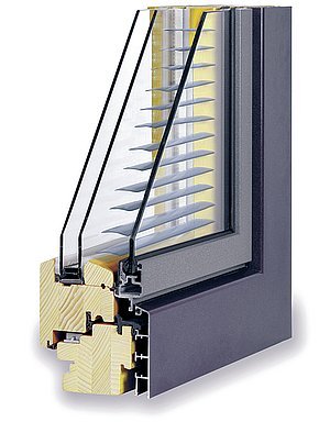 Dřevohliníkové okno TTK triplex je moderním prvkem sluneční architektury s vysokou tepelnou ochranou, které v teplém období chrání i před silným slunečním světlem a sálavým teplem. Snižuje hluk zvenčí, brání nežádoucím pohledům dovnitř a zvyšuje bezpečí obyvatel.