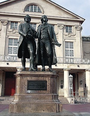 Obr. 2: Pomník J. W. Goethe a F. Schillera před divadlem ve Výmaru