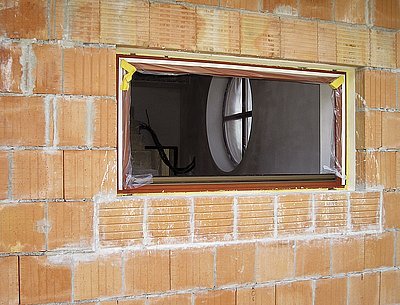 Využití doplňkových cihel u  okenního otvoru