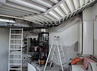 Před vlastní instalací je nutné dokončení všech rozvodů, vzduchotechniky a  jiných zařízení