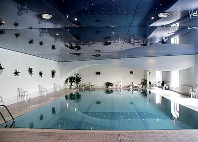 Stropní podhledy z Barrisolu v bazénu hotelu Sen