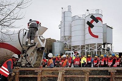 Specifika betonování za chladného počasí předváděli pracovníci společnost Holcim (Česko) a.s. na betonárně v  Havlíčkově Brodě