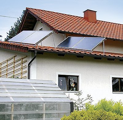 Při nevhodné orientaci střešních rovin je možné použít nadstřešní solární kolektory.