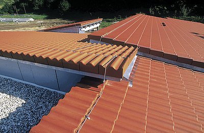 Upravená betonová střešní taška Bramac Max je vhodná pro střechy s nízkým sklonem