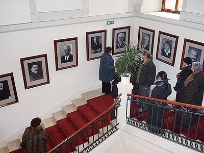 Obr. 6: Schodiště s  fotografiemi předsedů Senátu