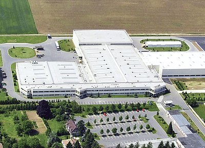 Pohled na novou provozovnu na výrobu okenního kování v Lőwő, Maďarsko