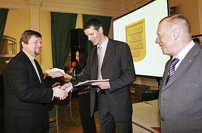 Dalšímu z  vítězů soutěže předává diplom obchodní ředitel Ing. Karel Jeřábek