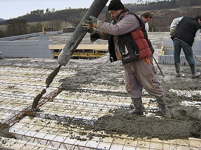 Betonování stropů pomocí beton pumpy je velmi rychlé a snadné