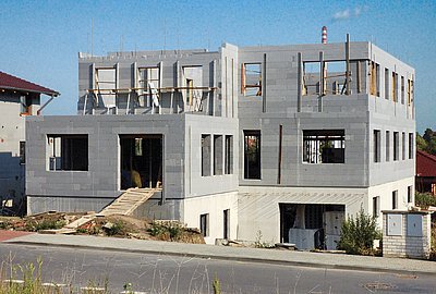 Ztracené polystyrenové bednění se plní betonem, vznikne tak dobře zaizolovaný dům