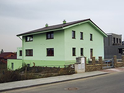 Dům vyřešený do každého detailu dává šanci modernímu a úspornému bydlení
