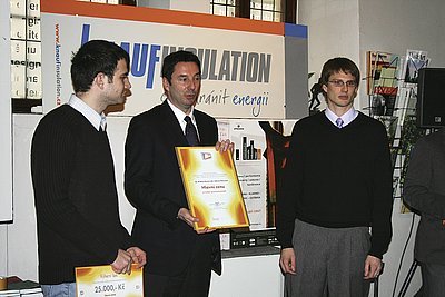 Hlavní cenu vítězné dvojici Ondřej Hec a Libor Hanuš předal Dominique Bossan, výkonný ředitel Knauf Insulation Eastern Europe.