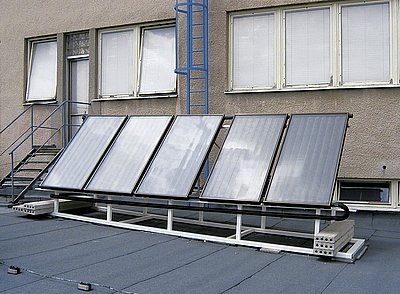 Na ploché střeše závodu ETA Hlinsko jsou instalovány kolektory Regulus KPC2 BP