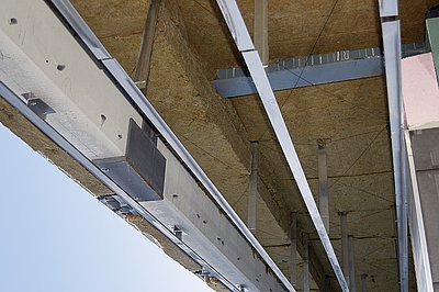 Detaily kotvení panelů k ocelovému skeletu stavby